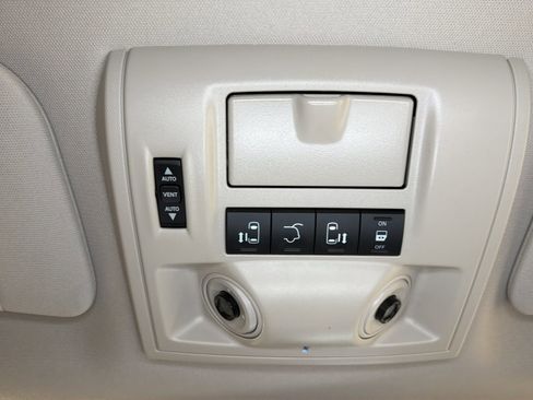 Used 2015 Chrysler Town & Country Limited Platinum FWD image 17