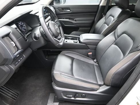 Used 2024 Nissan Pathfinder SL image 15