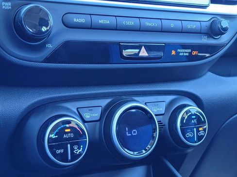 Certified 2025 Hyundai Venue SEL FWD image 26