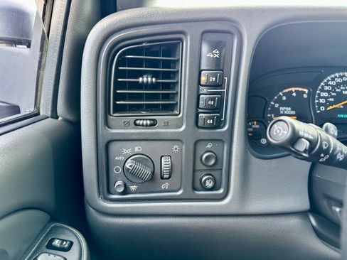 Used 2004 GMC Sierra 2500 SLT w/ Heavy-Duty Power Package AWD/4WD image 21