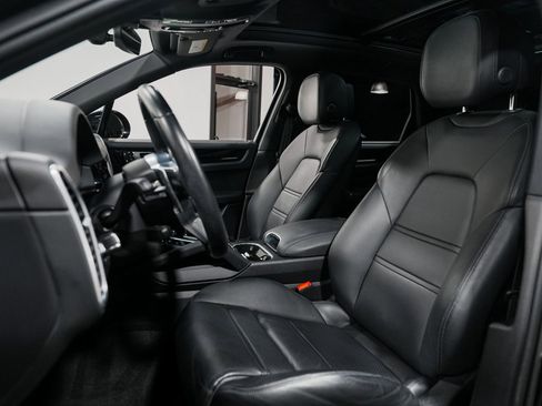 Used 2023 Porsche Cayenne w/ Premium Package image 29