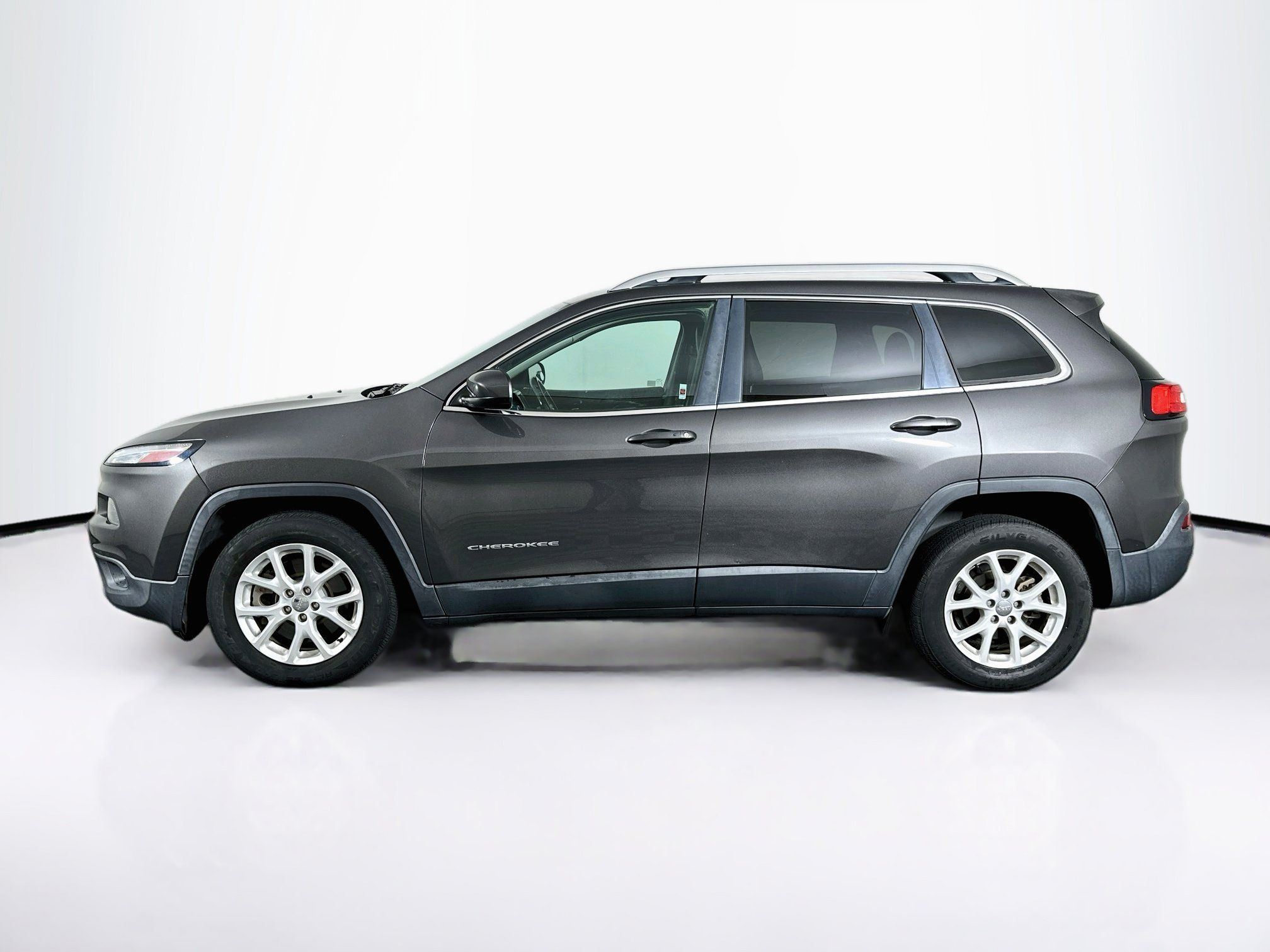Used 2018 Jeep Cherokee Latitude Plus w/ Trailer Tow Group FWD image 4