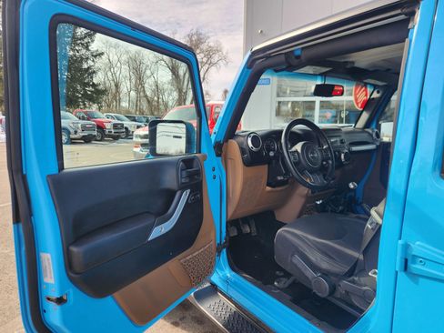 Used 2017 Jeep Wrangler Unlimited Sahara w/ Connectivity Group image 24