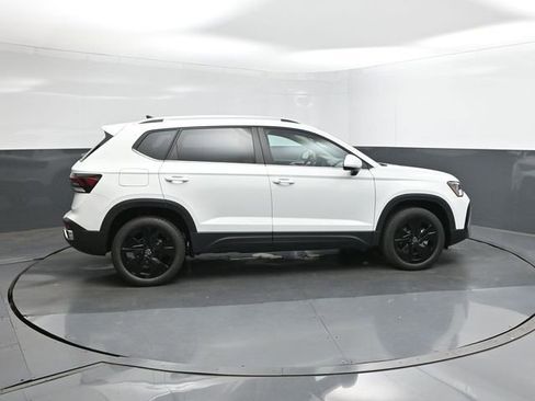 New 2026 Volkswagen Taos SE image 11