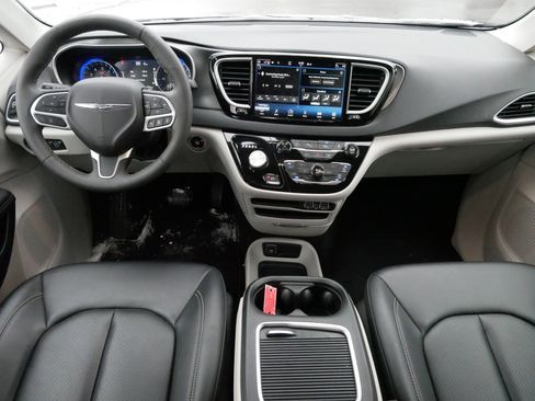 Used 2024 Chrysler Pacifica Touring-L image 10