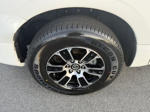 Used 2022 Nissan Titan SV image 11