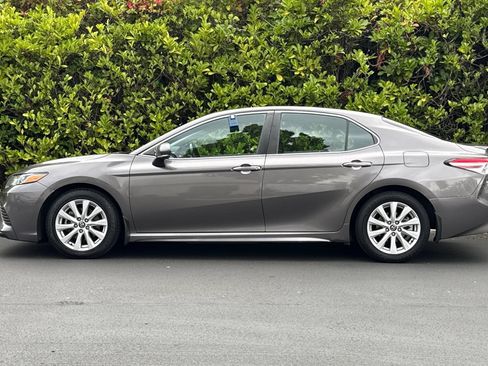 Used 2020 Toyota Camry SE FWD image 7