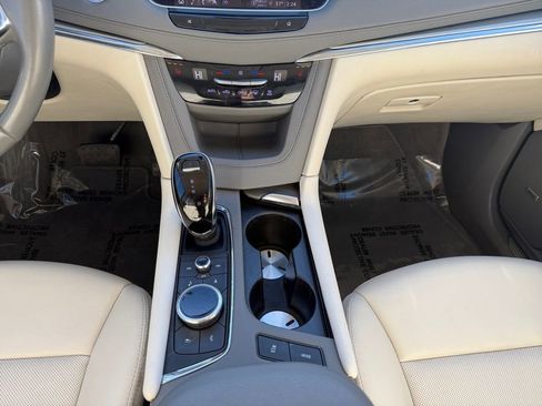 Used 2022 Cadillac XT5 Premium Luxury image 11