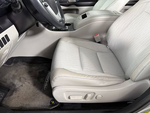 Used 2017 Toyota Highlander Plus FWD image 9