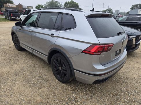 Used 2022 Volkswagen Tiguan SE R-Line AWD/4WD image 2