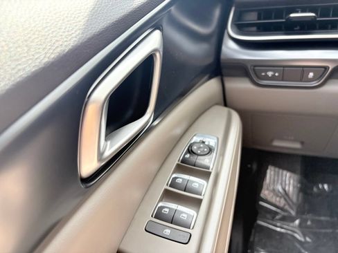 Used 2025 Kia Carnival FWD image 21