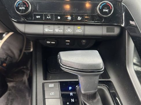 Used 2025 Hyundai Elantra SEL image 6