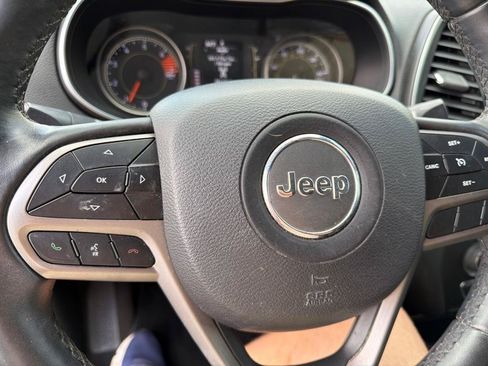 Used 2019 Jeep Cherokee Latitude Plus FWD image 28