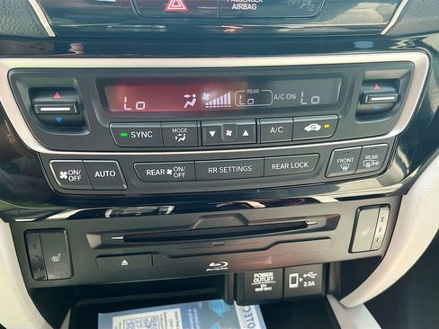 Used 2022 Honda Pilot Touring image 16