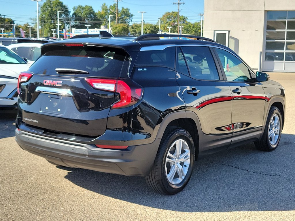 Used 2024 GMC Terrain SLE w/ Driver Convenience Package FWD image 4