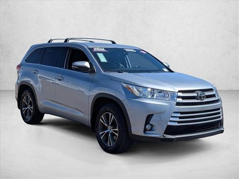 Used 2018 Toyota Highlander Plus AWD/4WD image 3