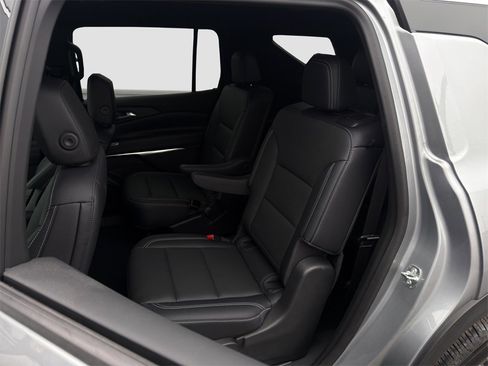 Used 2025 Chevrolet Traverse LT image 13