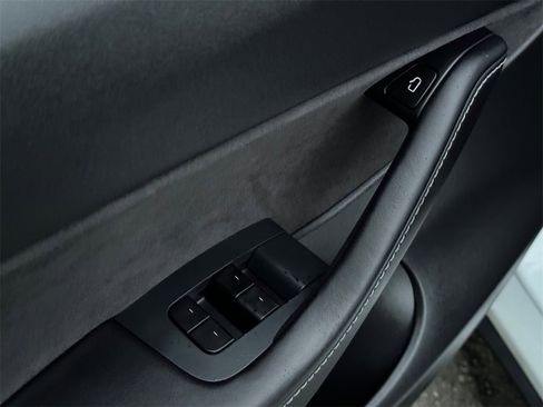 Used 2021 Tesla Model Y Long Range image 11