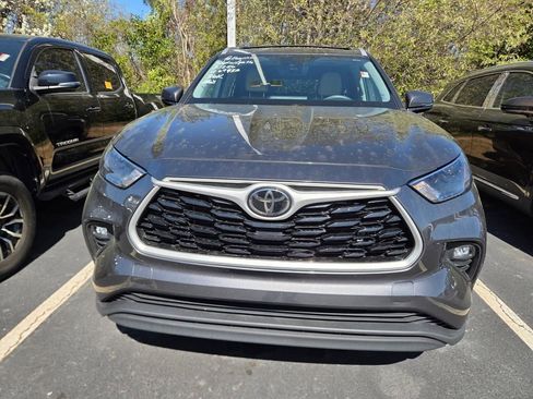 Used 2022 Toyota Highlander XLE image 2