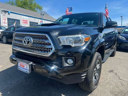 Used 2017 Toyota Tacoma TRD Off-Road image 5