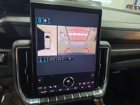 Used 2025 GMC Yukon XL Denali AWD/4WD image 14