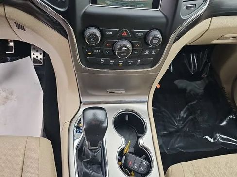 Used 2019 Jeep Grand Cherokee Laredo AWD/4WD image 17