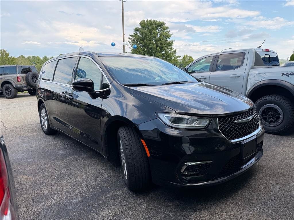 Used 2025 Chrysler Pacifica Select FWD image 3