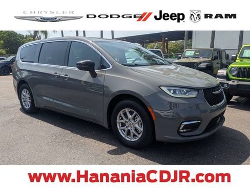 Used 2025 Chrysler Pacifica Select FWD image 1