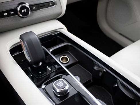 Certified 2025 Volvo XC90 T8 Plus w/ Protection Package Premier image 27