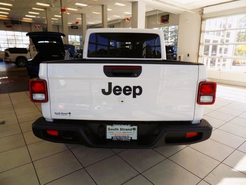 Certified 2025 Jeep Gladiator Nighthawk image 6