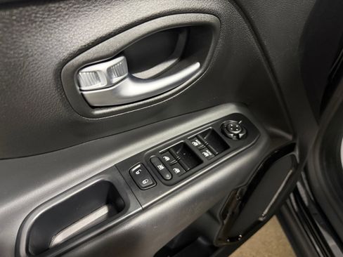 Used 2019 Jeep Renegade Altitude w/ Quick Order Package 2XM AWD/4WD image 8