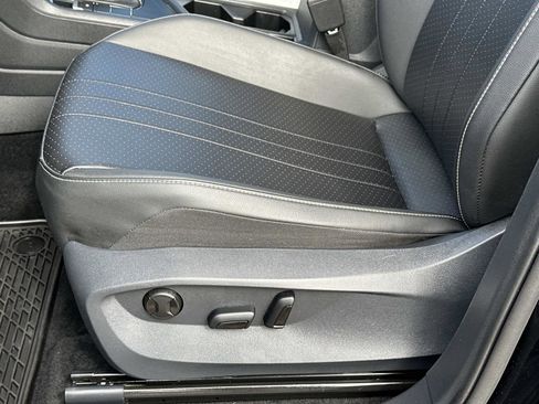 Used 2024 Volkswagen Tiguan SE image 18