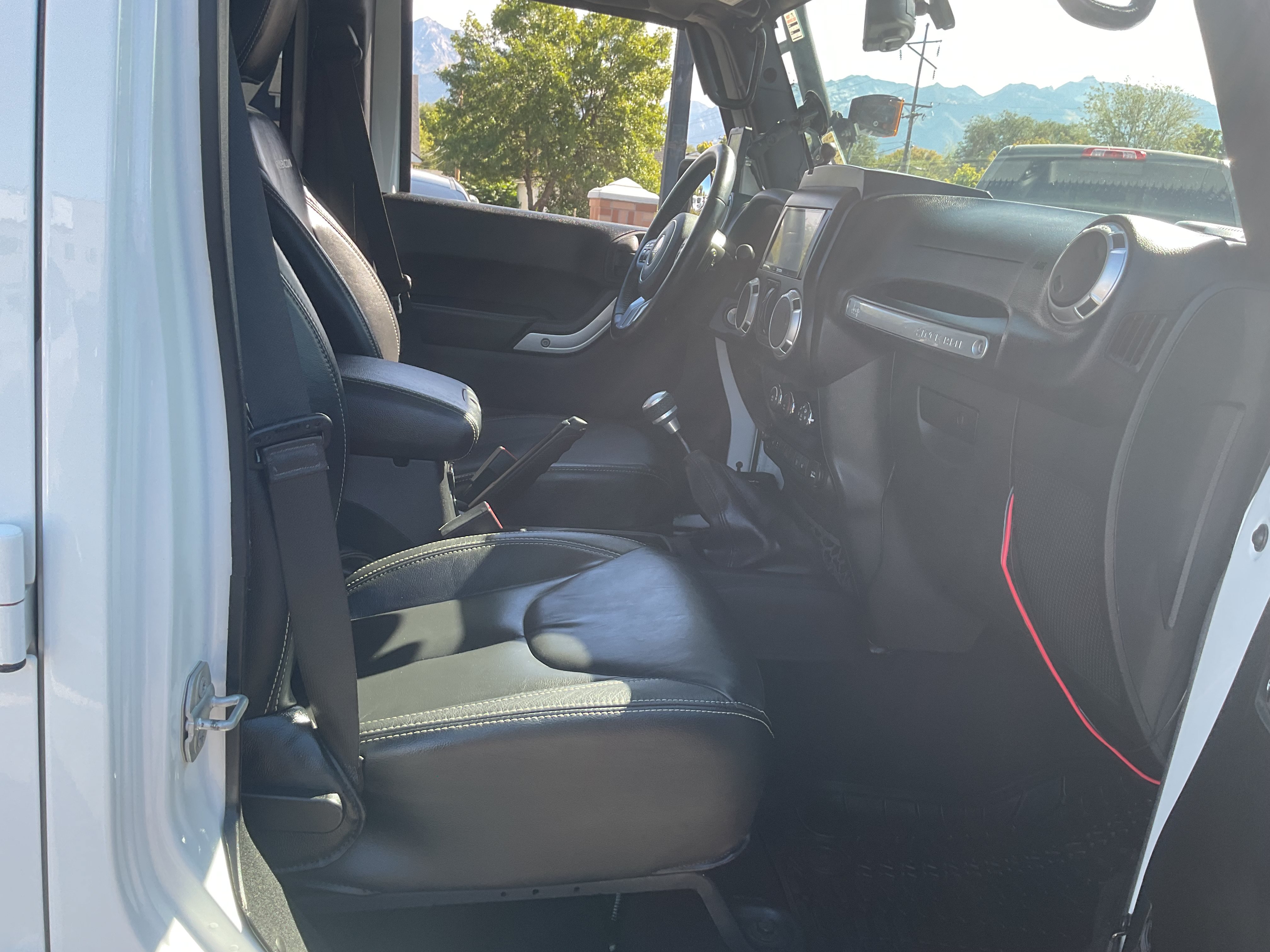 Used 2015 Jeep Wrangler Unlimited Rubicon AWD/4WD image 13