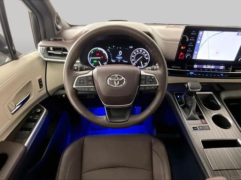 Used 2021 Toyota Sienna Platinum FWD image 6