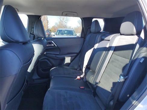 Used 2024 Mitsubishi Outlander SE image 13