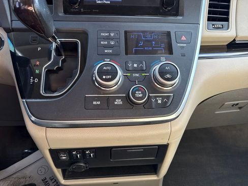 Used 2017 Toyota Sienna XLE image 22