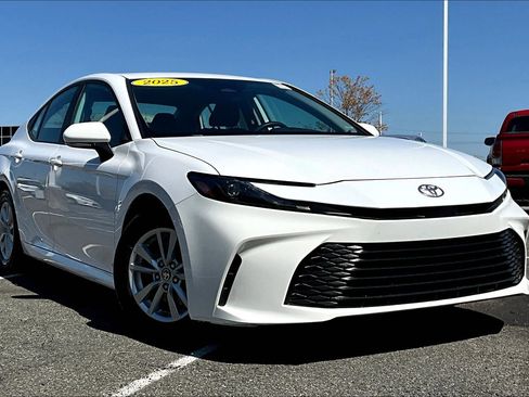Used 2025 Toyota Camry LE image 2
