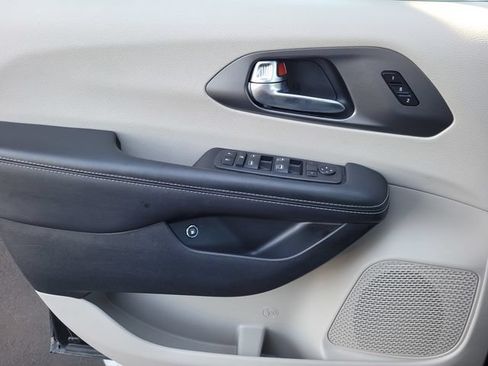 Used 2023 Chrysler Pacifica Touring-L FWD image 14