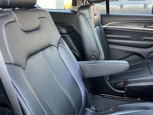 Used 2024 Jeep Grand Cherokee L Limited image 24
