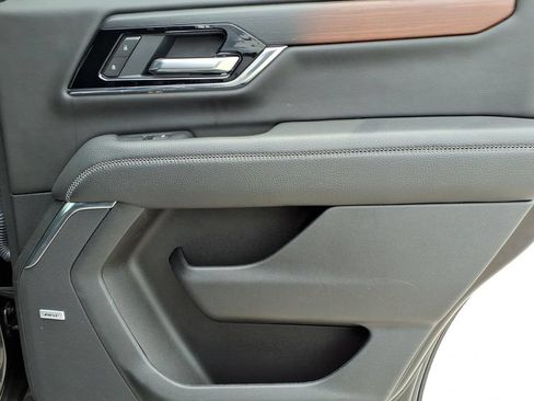 Used 2025 GMC Yukon Denali RWD image 15