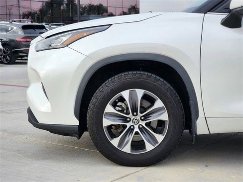 Used 2020 Toyota Highlander XLE image 6