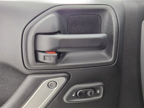 Used 2017 Jeep Wrangler Unlimited Rubicon w/ Max Tow Package image 24