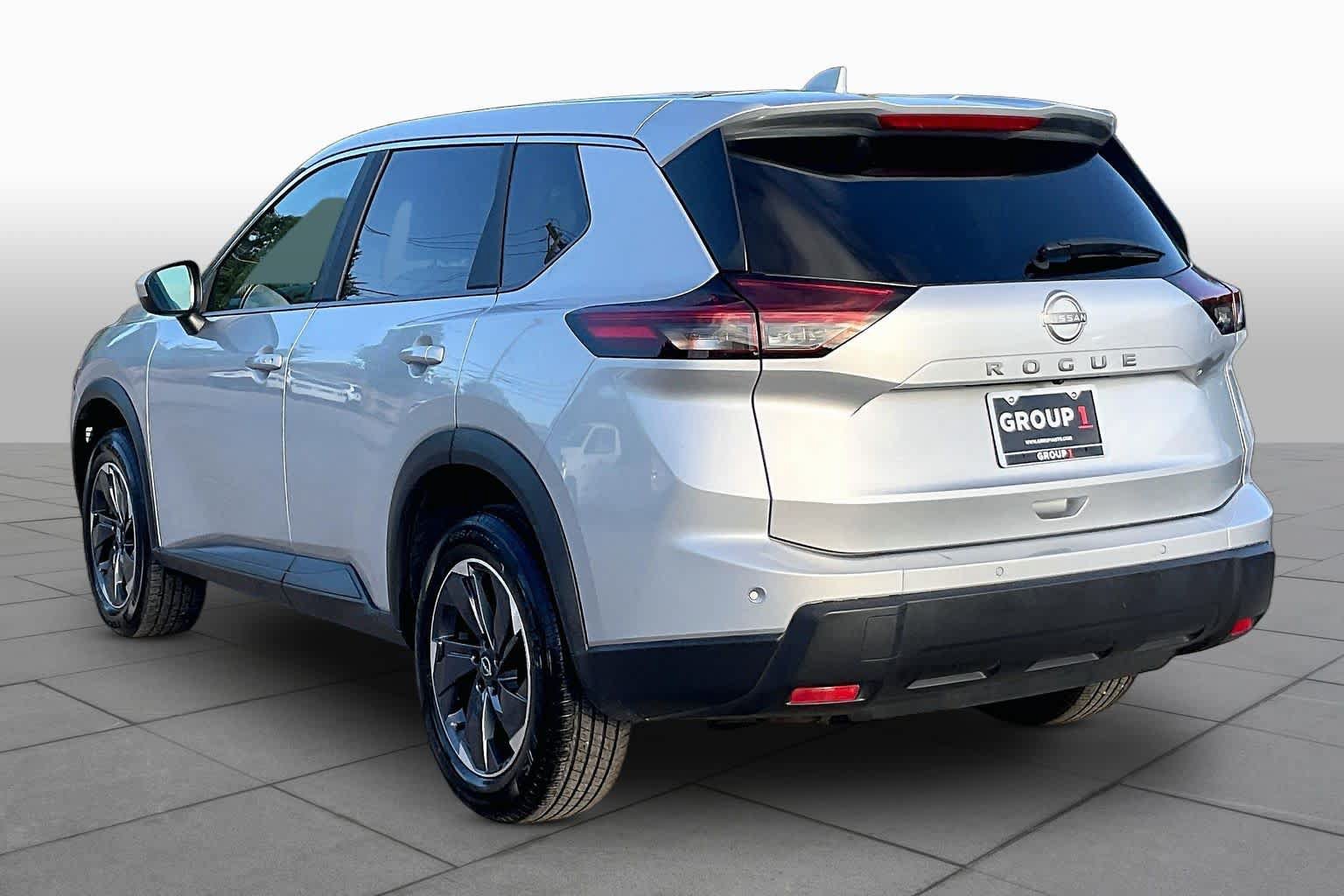 Used 2025 Nissan Rogue SV FWD image 12