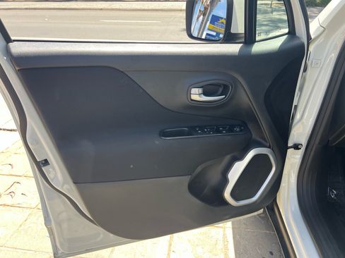 Used 2019 Jeep Renegade Latitude w/ UConnect 8.4 Nav Group FWD image 10