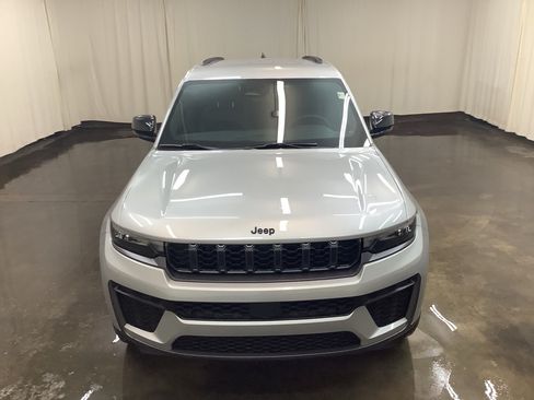 New 2026 Jeep Grand Cherokee Altitude AWD/4WD image 2