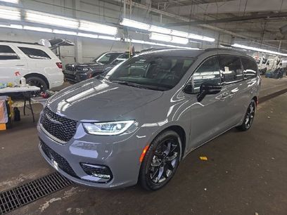 Used 2025 Chrysler Pacifica Limited