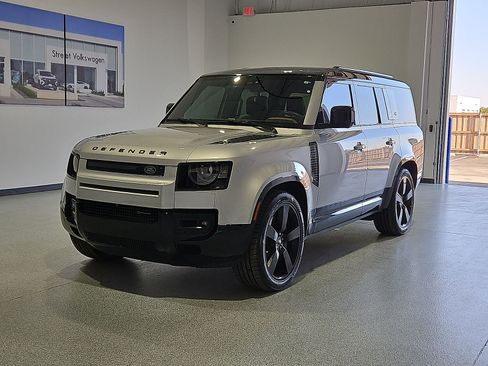Used 2023 Land Rover Defender 130 X-Dynamic SE AWD/4WD image 4