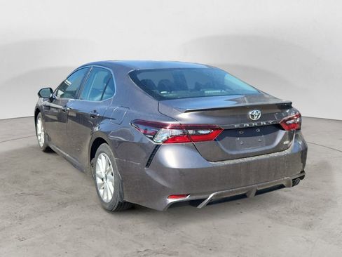 Used 2022 Toyota Camry SE FWD image 3