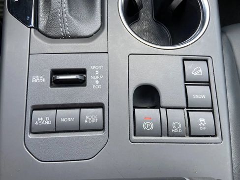 Used 2023 Toyota Highlander XLE AWD/4WD image 24