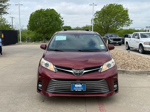 Used 2018 Toyota Sienna XLE image 12